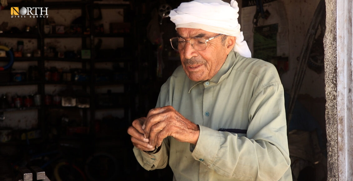 الحاج جمعة في محله الصغير لصيانة الأدوات المنزلية بريف القامشلي ـ نورث برس