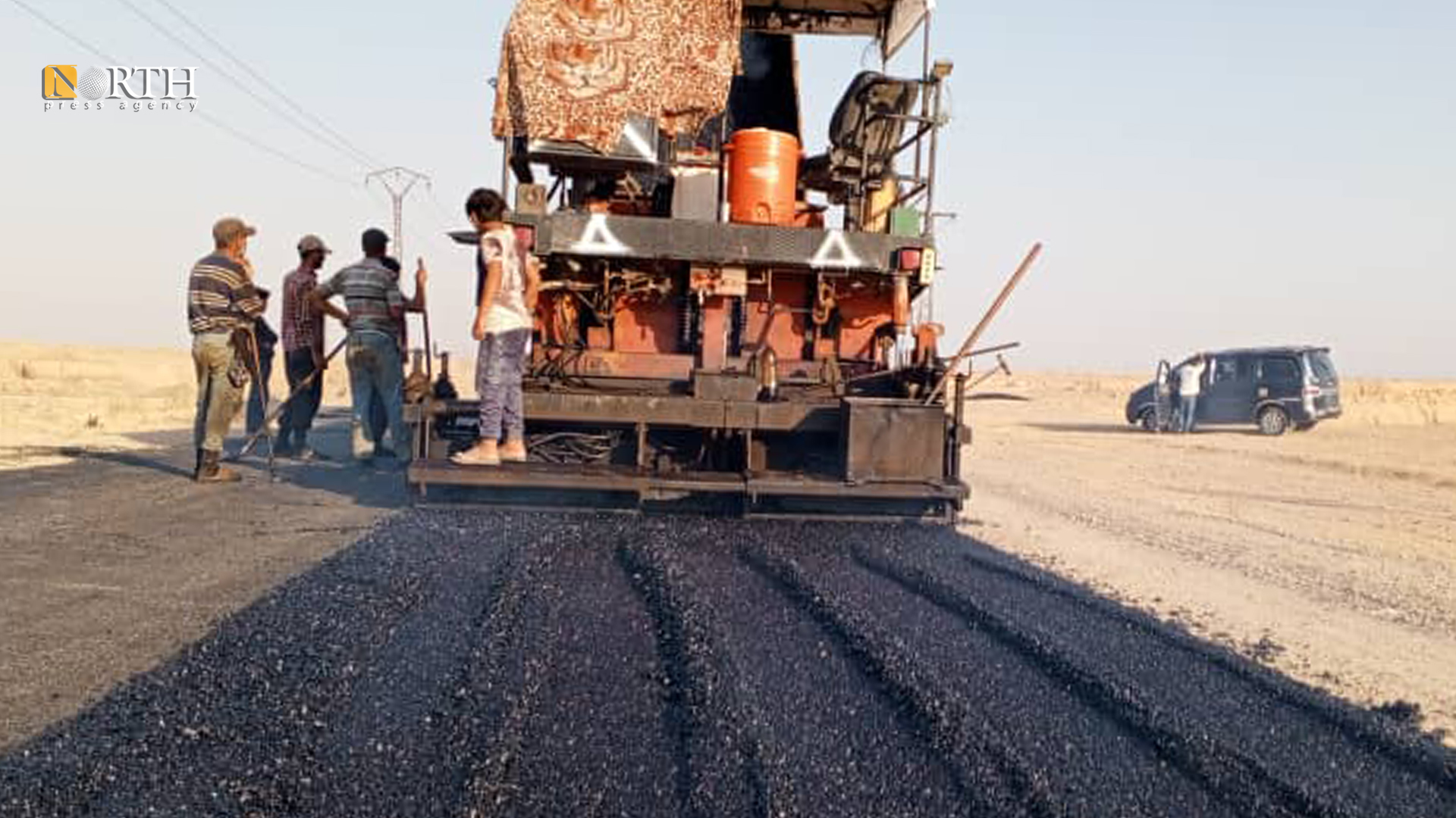 تعبيد الطريق الواصل بين هجين وأبو حمام بريف دير الزور الشرقي – نورث برس