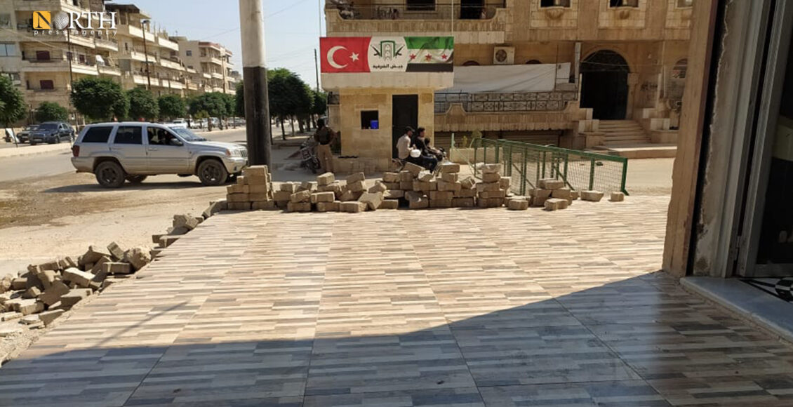 حاجز لفصيل موالٍ لتركيا في شارع الفيلات بمدينة عفرين - نورث برس/ أرشيفية