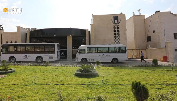 ساحة المغادرة في معبر باب الهوى ضمن الأراضي السورية شمال إدلب – نورث برس