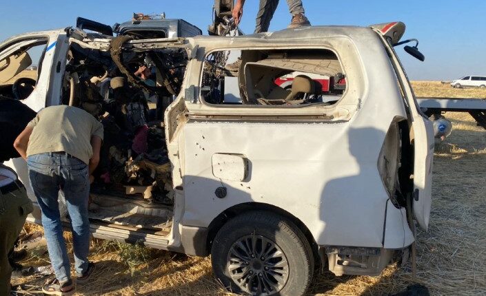 سيارة استهدفتها مسيرة تركية تقل صحفيين وصحفيات غرب القامشلي - متداول