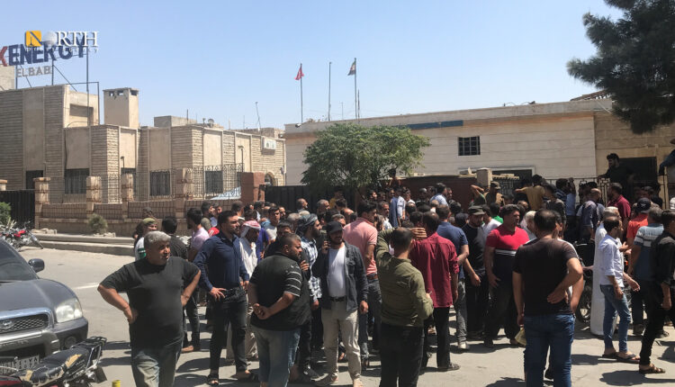 متظاهرون أمام مبنى شركة الكهرباء في مدينة الباب - نورث برس