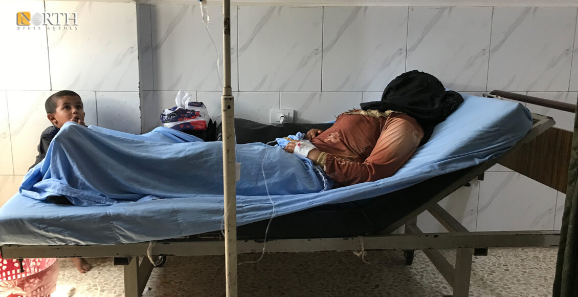 مصابة بقصف تركي بعد إجراء عملية جراحية في مشفى الطب الحديث في الرقة - نورث برس