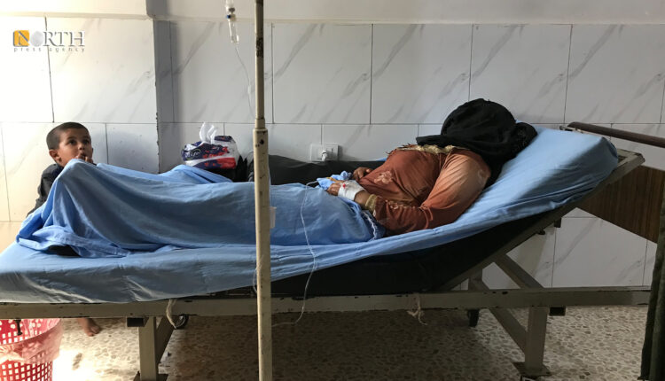 مصابة بقصف تركي بعد إجراء عملية جراحية في مشفى الطب الحديث في الرقة - نورث برس