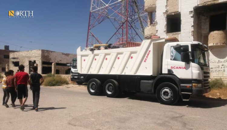 شاحنة تقوم بإخلاء نقطة عسكرية حكومية بدرعا البلد – نورث برس