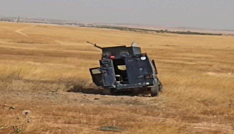 مركبة عسكرية دمرها مقاتلو مجلس منبج العسكري أثناء تصديهم لهجوم من قبل فصائل المعارضة التابعة لتركيا - مجلس منبج