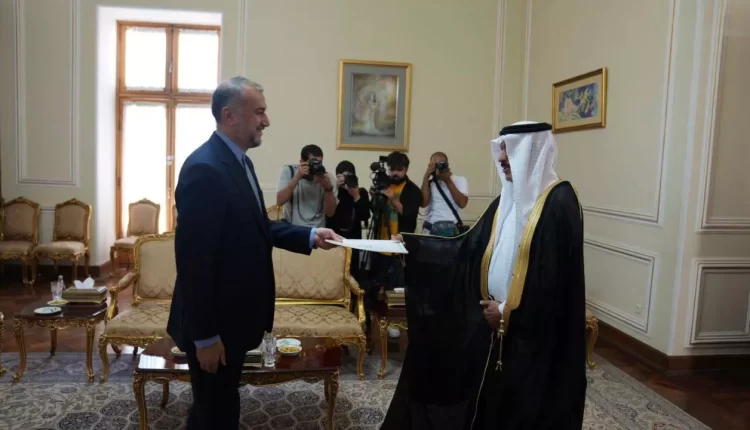 السفير السعودي الجديد لدى طهران عبدالله بن سعود العنزي يقدم أوراق اعتماده إلى وزير الخارجية الايراني حسين أمير عبد اللهيان