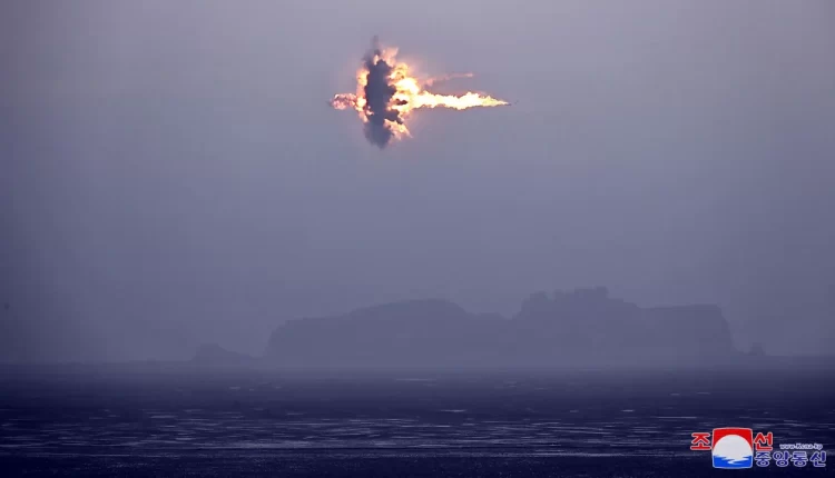 صورة نشرتها الوسائل الإعلامية الرسمية لكوريا الشمالية تظهر ما تقول إنه تدريب محاكاة لـ "هجوم نووي تكتيكي"