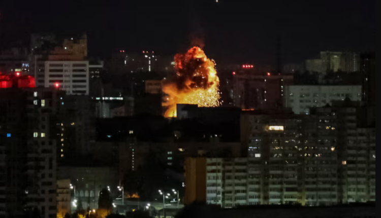 انفجار خلال غارة جوية بطائرة روسية مسيرة في كييف - رويترز