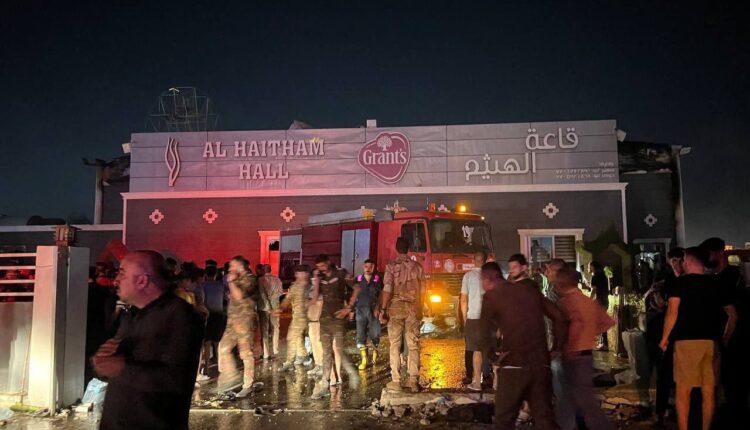 تجمعات خارج قاعة مناسبات في قضاء الحمدانية بمحافظة نينوى بعد أن نشوب حريق كبير فيها - إنترنت