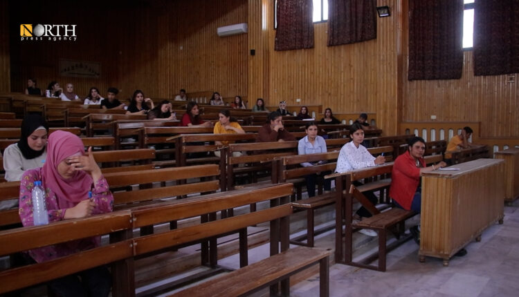 طلاب يتقدمون لمفاضلة القبول الجامعي في جامعة روج آفا