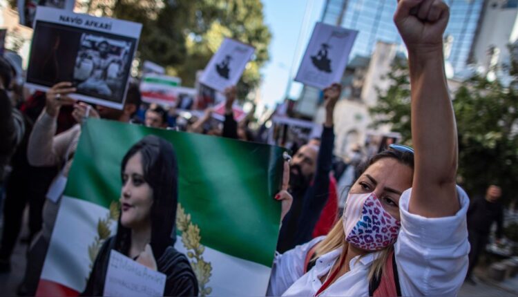 مظاهرات مناهضة لطهران بعد مقتل مهسا أميني (جينا) العام الفائت