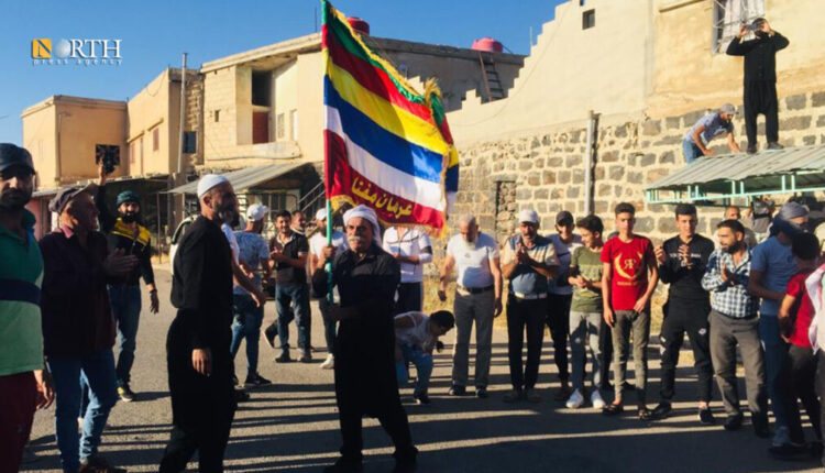 مظاهرة مسائية في بلدة ملح جنوب السويداء للتأكيد على الاستمرار بالمظاهرات والمطالبة بـ”إسقاط النظام” ـ نورث برس أرشيف