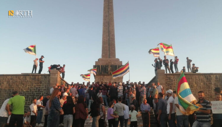 مظاهرة مسائية مناهضة لحكومة دمشق من أمام صرح شهداء الثورة السورية الكبرى في بلدة المزرعة بالسويداء ـ نورث برس