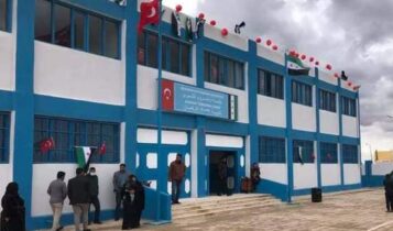 مدرسة عليها العلم التركي بتل أبيض شمالي سوريا - إنترنت