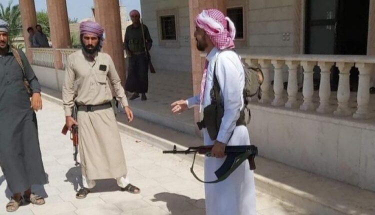 ابراهيم الهفل يحمل السلاح إلى جانب مسلحين – فيس بوك
