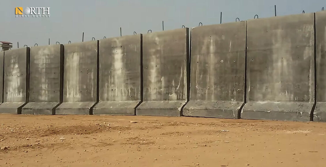 الجدار الحدودي الذي وضعته تركيا قبالة قرية كفرلوسين شمالي إدلب - نورث برس