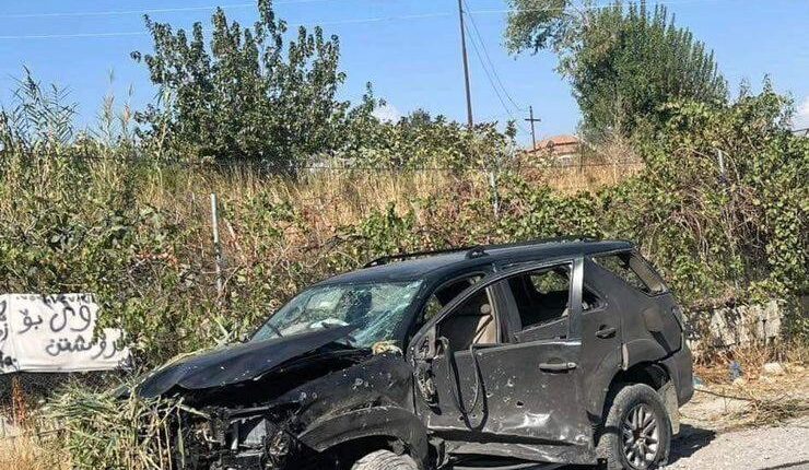 السيارة المستهدفة على طريق عام في قضاء كويسنجق بإقليم كردستان العراق