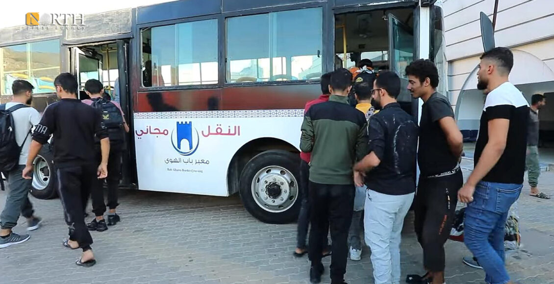 شبان سوريون رحلتهم تركيا عبر معبر باب الهوى شمال إدلب- نورث برس