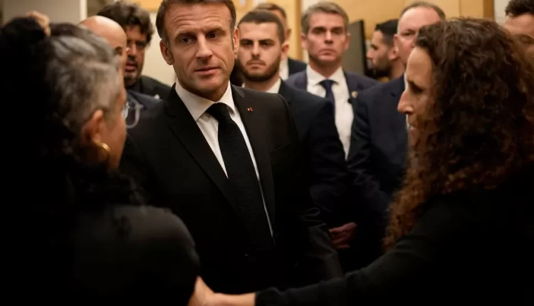 لقاء الرئيس الفرنسي بمواطنين إسرائيليين فرنسيين وعائلات رهائن في مطار بن غوريون في إسرائيل - رويترز