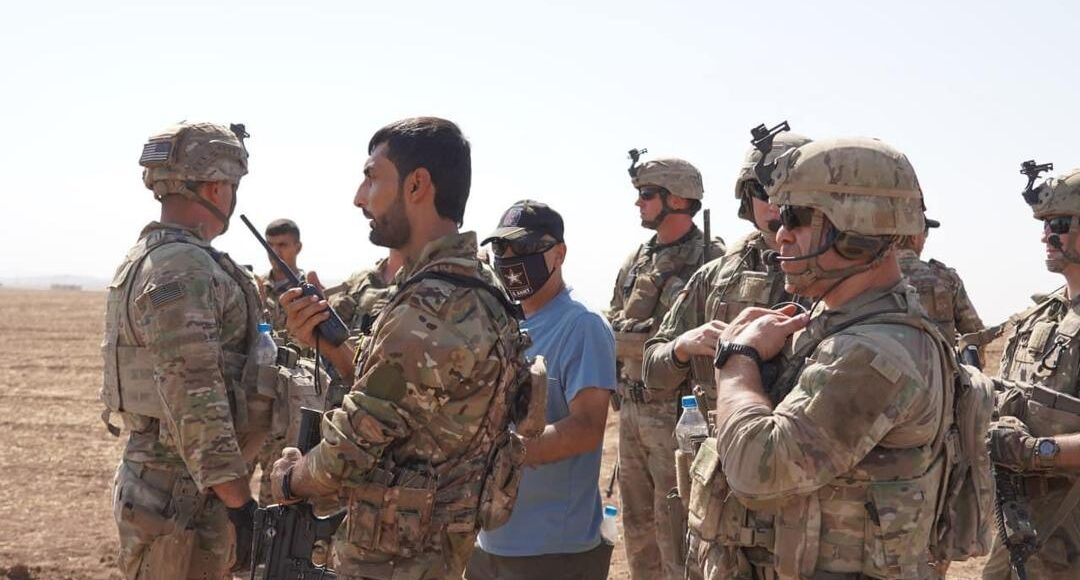 محمد شبلي مع جنود أميركيين أثناء دورية مشتركة مع التحالف الدولي شمالي سوريا