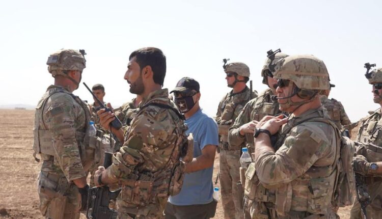 محمد شبلي مع جنود أميركيين أثناء دورية مشتركة مع التحالف الدولي شمالي سوريا
