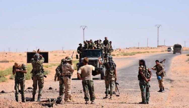 مسلحون يتبعون القوات الحكومية في البادية السورية