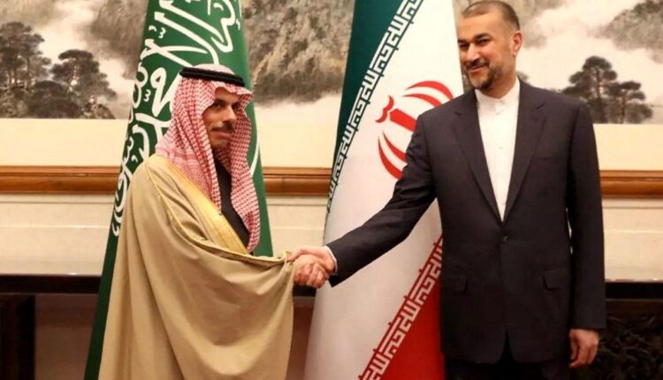 وزير الخارجية السعودي فيصل بن فرحان مع نظيره الإيراني حسين أمير عبد اللهيان