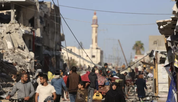 فلسطينيون يعودون إلى منطقة خزاعة على المشارف الشرقية لمدينة خان يونس بجنوب قطاع غزة - إنترنت