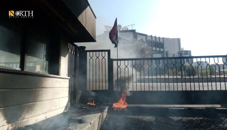 إشعال إطارات من قبل المحتجين في السويداء أمام مقر حزب "البعث" – نورث برس