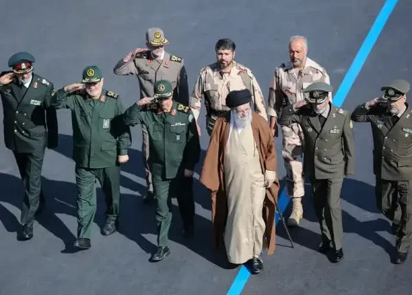الخامنئي وسط قادة عسكريين