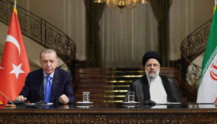 صورة تجمع بين رجب طيب أردوغان وإبراهيم رئيسي