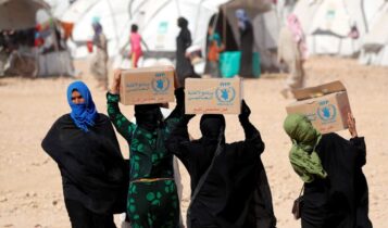 عائلات سورية تتسلم سلال غذائية من برنامج الأغذية العالمي - إنترنت