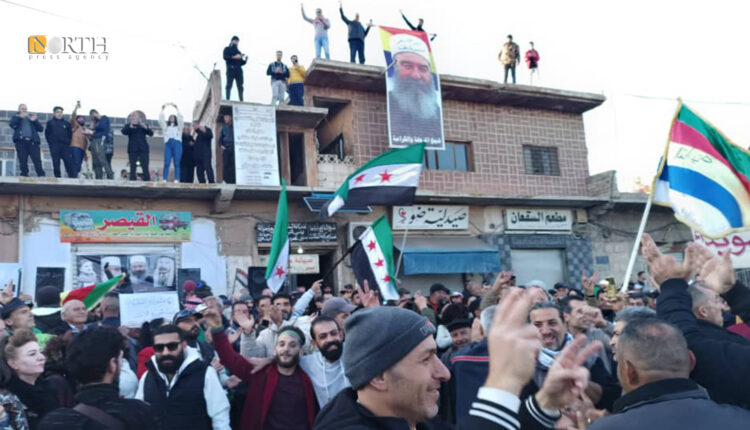 مظاهرة لسكان بمدينة صلخد بريف السويداء الجنوبي- نورث برس