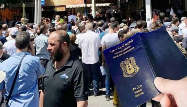 ازدحام السوريين أمام أحد فروع الهجرة والجوازات في دمشق