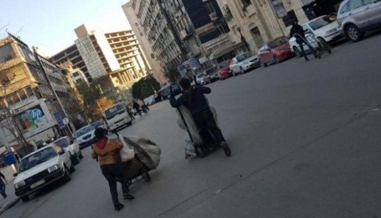 أطفال يعملون بجمع القمامة في أحد شوارع دمشق