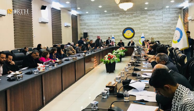 جلسة المصادقة على العقد الاجتماعي في قاعة اجتماعات المجلس التنفيذي في الرقة - نورث برس