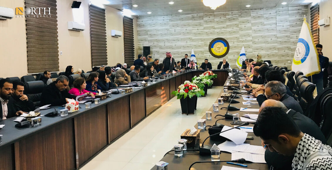 جلسة المصادقة على العقد الاجتماعي في قاعة اجتماعات المجلس التنفيذي في الرقة - نورث برس