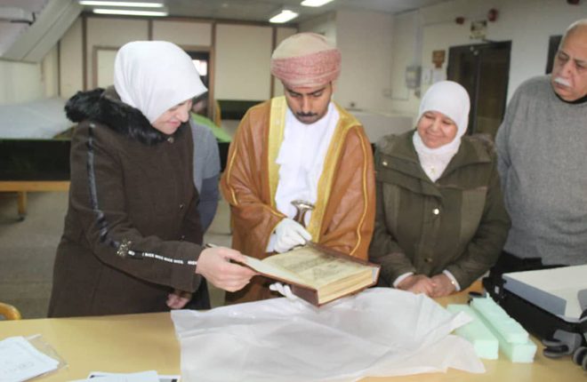 مسؤول عماني يسلم مسؤولين في المكتبة الوطنية السورية مخطوط نادر - سانا