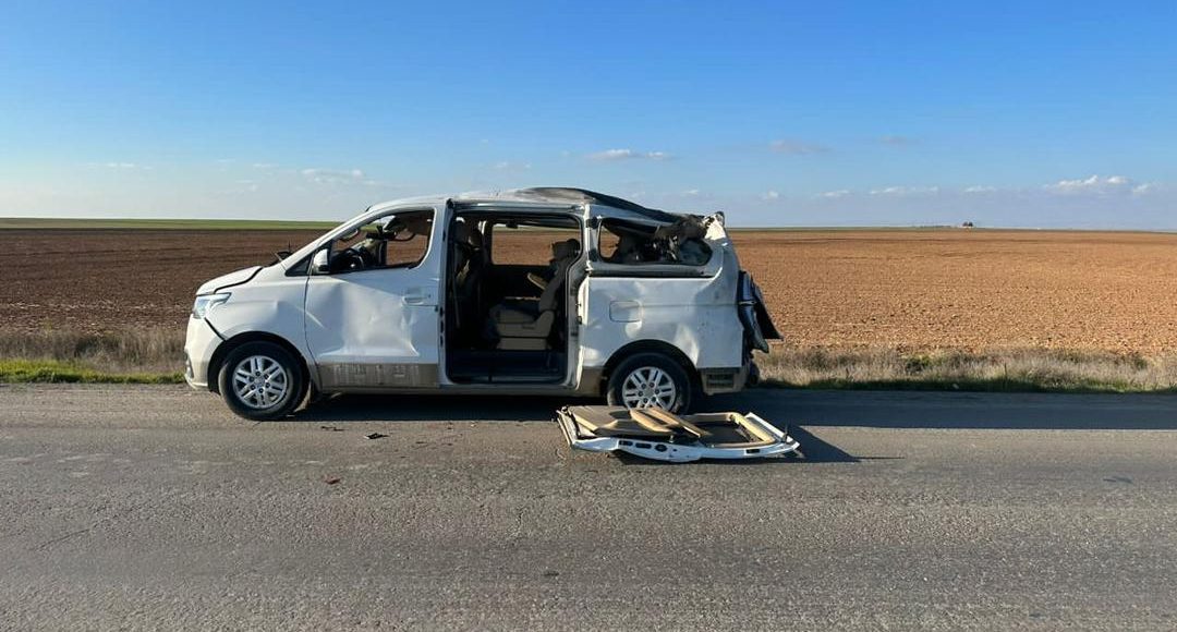 سيارة تعرضت لاستهداف بمسيرة تركية غرب القامشلي - متداول