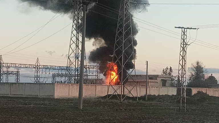 النيران في محولة الكهرباء في عامودا جراء القصف التركي