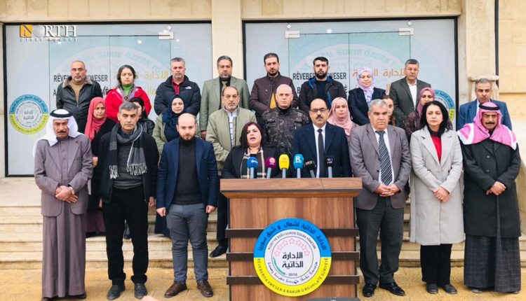 يان أمام مقر الإدارة الذاتية في الرقة حيال القصف التركي - نورث برس 