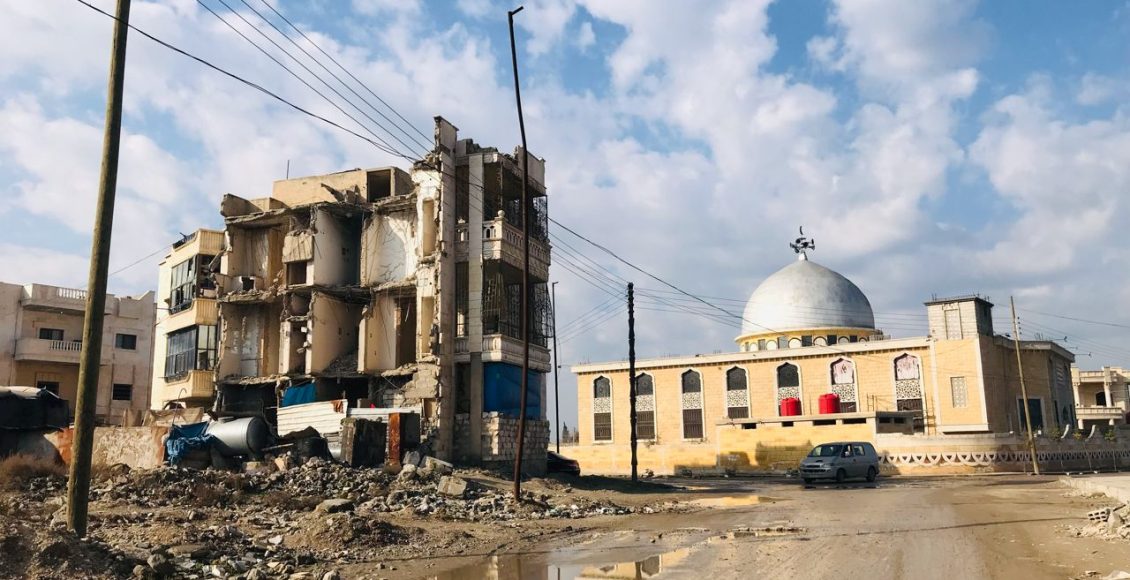 مبنى بجانب مسجد عبدالرحمن بن عوف مدمر نتيجة الحرب على داعش في الرقة - نورث برس