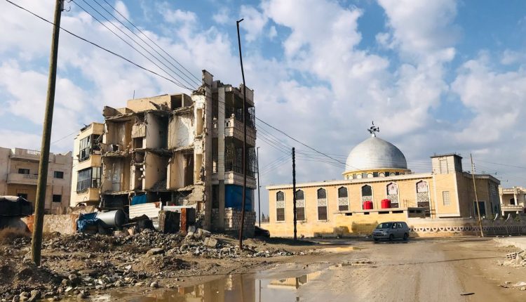 مبنى بجانب مسجد عبدالرحمن بن عوف مدمر نتيجة الحرب على داعش في الرقة - نورث برس