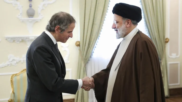 غروسي يلتقي الرئيس الإيراني في ظهران - مارس 2023 - أسوشيتد برس