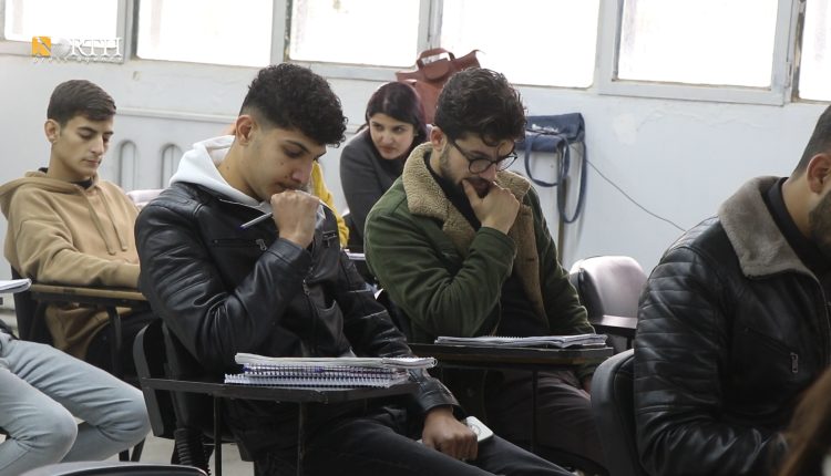 طلاب جامعة "روجأفا" في القامشلي يجلسون في الصفوف الدراسية - نورث برس 