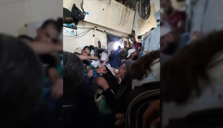 صورة لمسافرين من القامشلي إلى دمشق ضمن طائرة "يوشن" وكيفية جلوسهم على الأرض - متداول