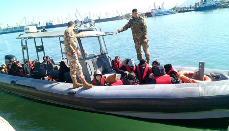 إنقاذ سوريين قبالة أحد الشواطئ في لبنان