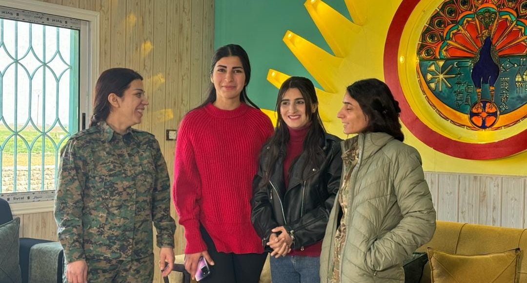 تسليم الإيزيدية كوفان خوروتو إلى ذوييها في شنكال بحضور وحدات مقاومة المرأة الشنكالية والتي تأسست إبان طرد تنظيم "داعش" من المنطقة - البيت الإيزيدي