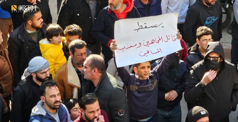تظاهرة احتجاجية ضد هيئة تحرير الشام في بنش بريف إدلب - نورث برس